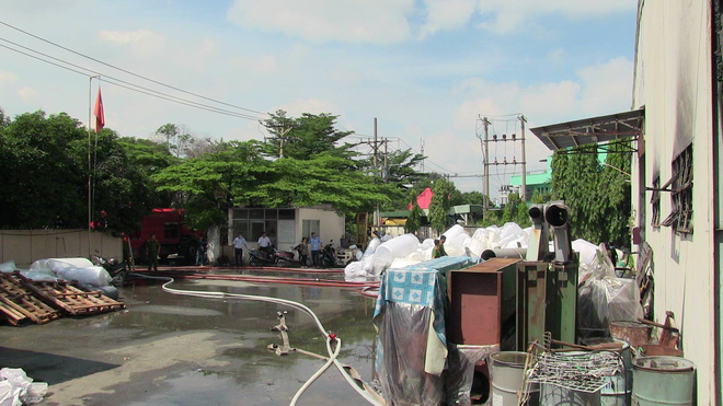 hang tram cong nhan thao chay tan loan khoi dam chay tai cong ty may mac o sai gon