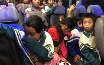 dien bien chuyen xe khach mien phi cho day hoc sinh chay xuyen 10km duong rung moi ngay