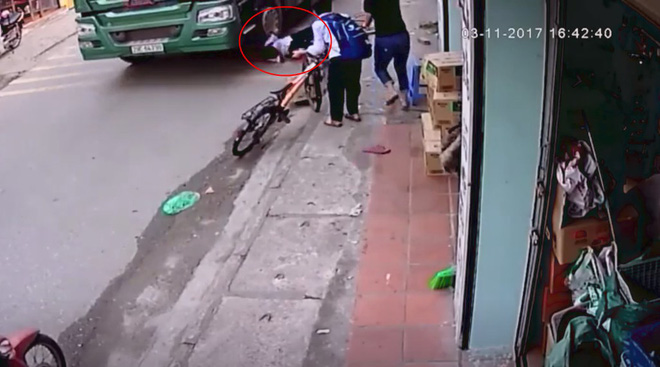 clip thot tim dap xe len via he de tranh container di nguoc chieu be trai suyt bi cuon vao gam hung than xa lo