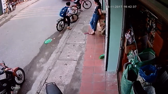 clip thot tim dap xe len via he de tranh container di nguoc chieu be trai suyt bi cuon vao gam hung than xa lo