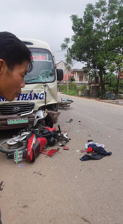 phu tho xe khach dam nhieu xe may khien hai nguoi bi thuong nang