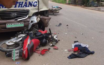 phu tho xe khach dam nhieu xe may khien hai nguoi bi thuong nang