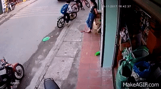 luong cuong tranh xe tai be trai bi cuon vao gam may man thoat chet trong gang tac