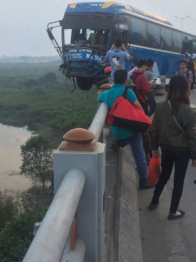 clip hien truong vu tai nan khien xe khach suyt nua lao xuong song hong tren cau thanh tri