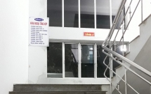chong nhay tu tang 2 xuong dat tu vong khi vao benh vien cham vo dang mo