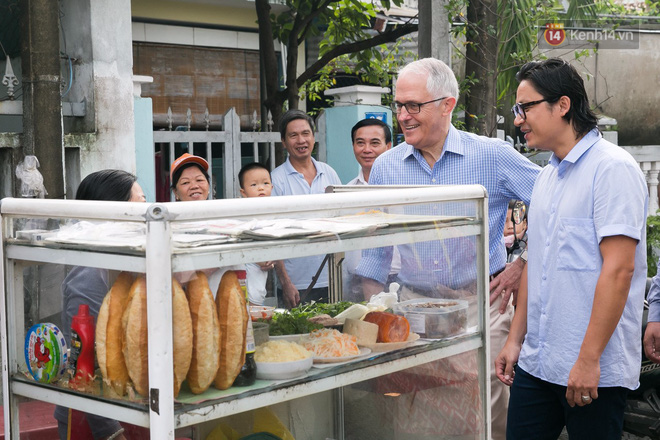 ba chu xe banh mi via he ma thu tuong uc ghe an sang ong ay khen banh mi ngon khien toi suyt khoc