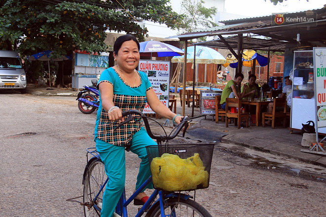 ba chu xe banh mi via he ma thu tuong uc ghe an sang ong ay khen banh mi ngon khien toi suyt khoc