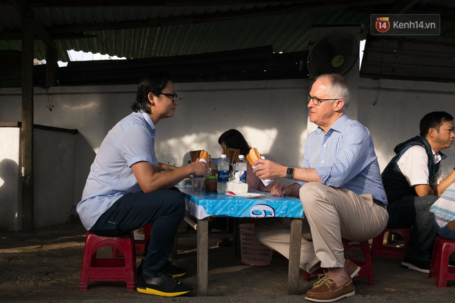 ba chu xe banh mi via he ma thu tuong uc ghe an sang ong ay khen banh mi ngon khien toi suyt khoc