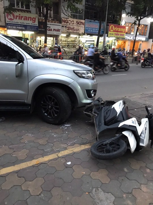 tphcm sau va cham giao thong nhom thanh nien cam hung khi duoi chem o to kinh hoang tren duong pho