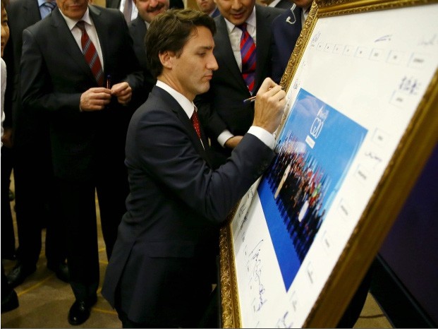 di cong du toi dau thu tuong justin trudeau cung phong thai ngoi ngoi thu hut moi anh nhin tu moi nguoi