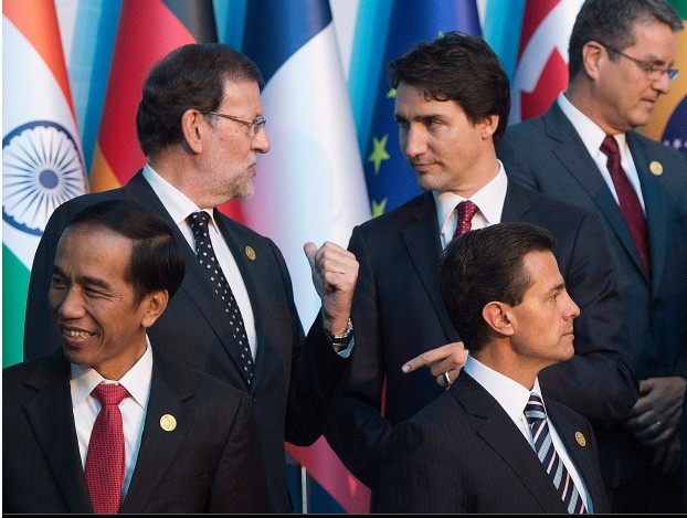di cong du toi dau thu tuong justin trudeau cung phong thai ngoi ngoi thu hut moi anh nhin tu moi nguoi
