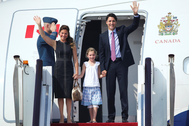 di cong du toi dau thu tuong justin trudeau cung phong thai ngoi ngoi thu hut moi anh nhin tu moi nguoi