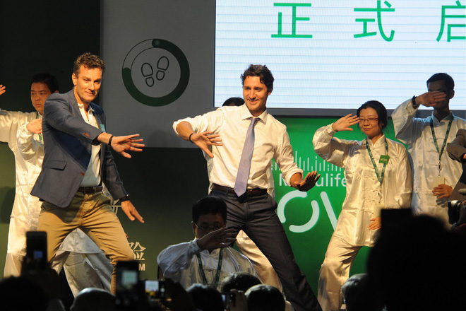 di cong du toi dau thu tuong justin trudeau cung phong thai ngoi ngoi thu hut moi anh nhin tu moi nguoi