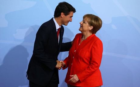 di cong du toi dau thu tuong justin trudeau cung phong thai ngoi ngoi thu hut moi anh nhin tu moi nguoi
