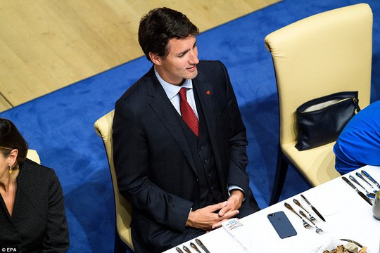 di cong du toi dau thu tuong justin trudeau cung phong thai ngoi ngoi thu hut moi anh nhin tu moi nguoi