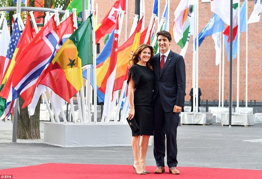 di cong du toi dau thu tuong justin trudeau cung phong thai ngoi ngoi thu hut moi anh nhin tu moi nguoi