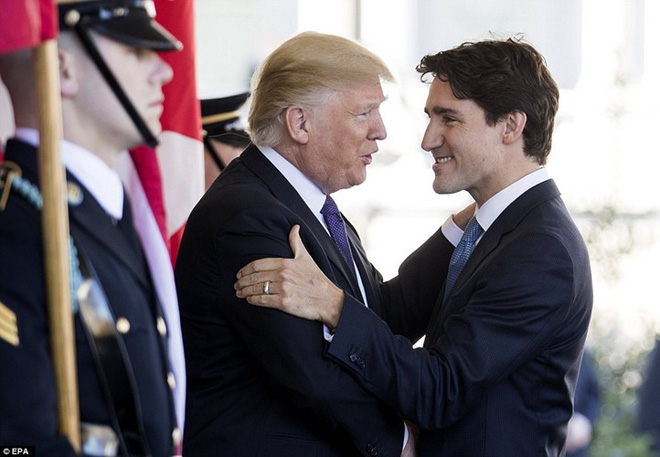 di cong du toi dau thu tuong justin trudeau cung phong thai ngoi ngoi thu hut moi anh nhin tu moi nguoi
