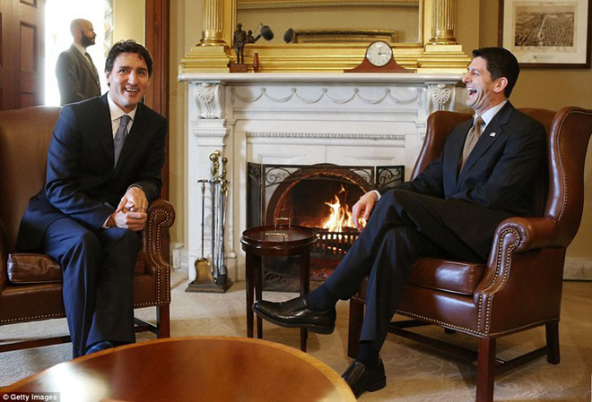 di cong du toi dau thu tuong justin trudeau cung phong thai ngoi ngoi thu hut moi anh nhin tu moi nguoi