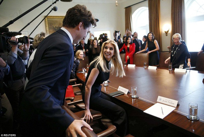 di cong du toi dau thu tuong justin trudeau cung phong thai ngoi ngoi thu hut moi anh nhin tu moi nguoi
