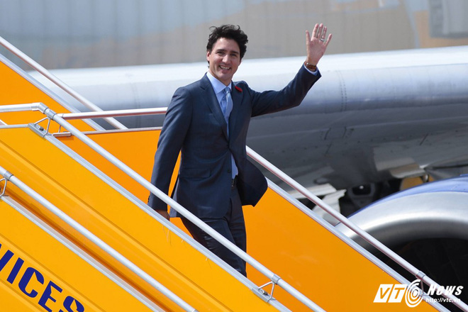 di cong du toi dau thu tuong justin trudeau cung phong thai ngoi ngoi thu hut moi anh nhin tu moi nguoi
