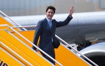 di cong du toi dau thu tuong justin trudeau cung phong thai ngoi ngoi thu hut moi anh nhin tu moi nguoi
