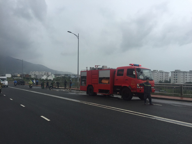 da nang chay o to tren cau thuan phuoc cot khoi boc cao hang chuc met