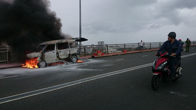 da nang chay o to tren cau thuan phuoc cot khoi boc cao hang chuc met