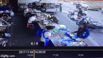 khong xin duoc tui nilon lon co gai tre hat ca tui bun nong len nguoi ban hang roi ngoanh mat quay di