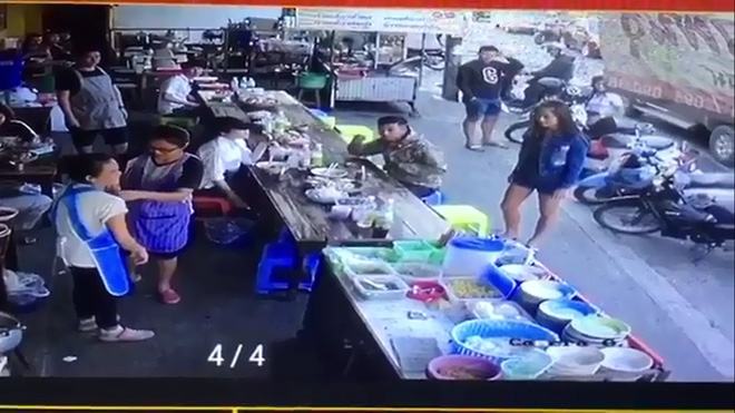 khong xin duoc tui nilon lon co gai tre hat ca tui bun nong len nguoi ban hang roi ngoanh mat quay di