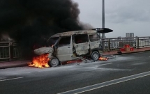 da nang chay o to tren cau thuan phuoc cot khoi boc cao hang chuc met