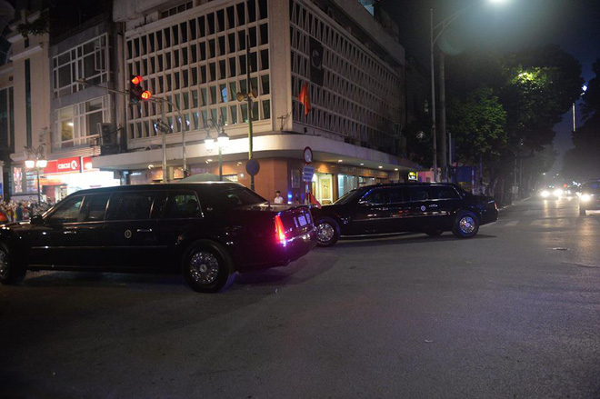 nguoi dan xep kin 2 ben duong pho ha noi tong thong donald trump vay tay chao than thien