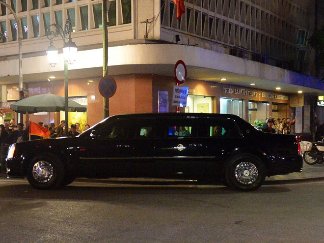 nguoi dan xep kin 2 ben duong pho ha noi tong thong donald trump vay tay chao than thien