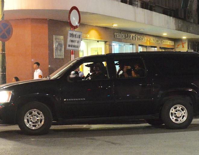 nguoi dan xep kin 2 ben duong pho ha noi tong thong donald trump vay tay chao than thien