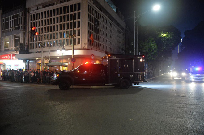 nguoi dan xep kin 2 ben duong pho ha noi tong thong donald trump vay tay chao than thien