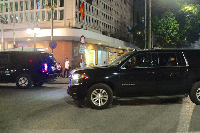 nguoi dan xep kin 2 ben duong pho ha noi tong thong donald trump vay tay chao than thien