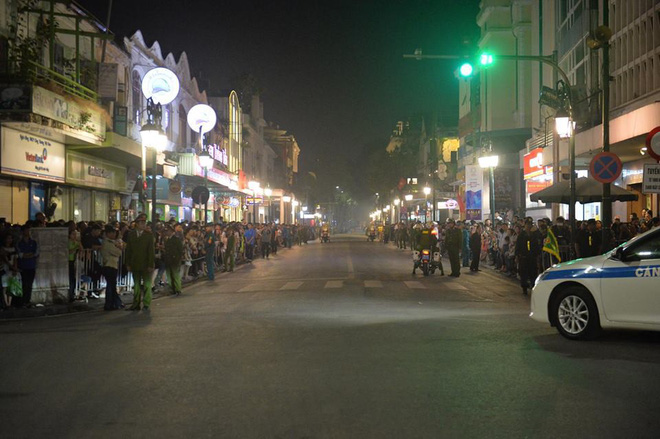 nguoi dan xep kin 2 ben duong pho ha noi tong thong donald trump vay tay chao than thien