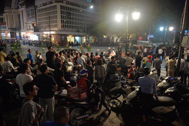 nguoi dan xep kin 2 ben duong pho ha noi tong thong donald trump vay tay chao than thien