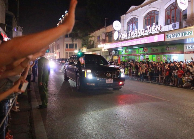 nguoi dan xep kin 2 ben duong pho ha noi tong thong donald trump vay tay chao than thien