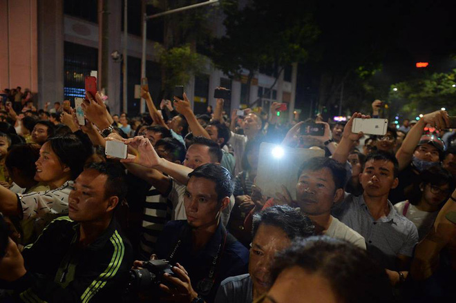 nguoi dan xep kin 2 ben duong pho ha noi tong thong donald trump vay tay chao than thien