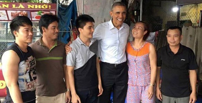 nhin lai nhung hinh anh dan da cua cuu tong thong barack obama cach day 1 nam an bun cha uong tra da tham chua dia phuong