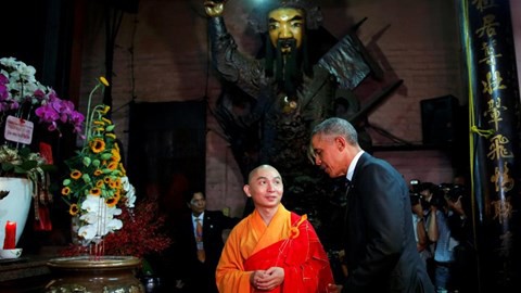 nhin lai nhung hinh anh dan da cua cuu tong thong barack obama cach day 1 nam an bun cha uong tra da tham chua dia phuong