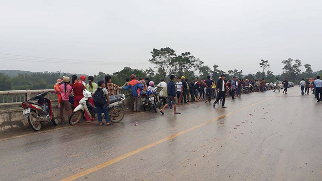 mot thay giao o ha tinh nghi nhay cau tu tu sau khi de lai doi dep tren cau