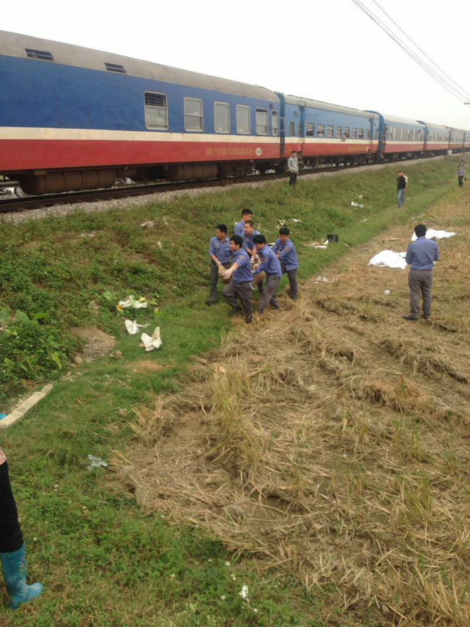 nam dinh bang qua duong sat khong chu y 2 phu nu va mot be trai 10 tuoi bi tau hoa tong tu vong