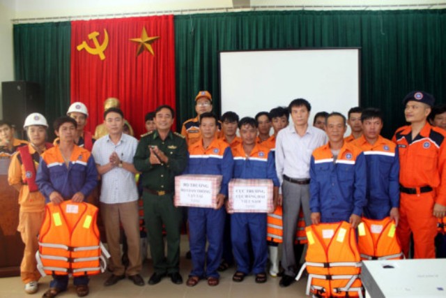 nghe an lai dat thanh cong tau ca cung 13 thuyen vien gap nan truoc khi con bao so 13 do bo