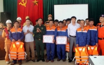 nghe an lai dat thanh cong tau ca cung 13 thuyen vien gap nan truoc khi con bao so 13 do bo