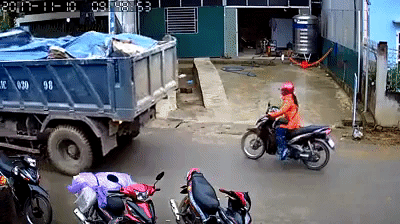 clip xe tai lui au suyt nuot chung chiec xe may chay phia sau vao gam nguoi phu nu may man thoat chet
