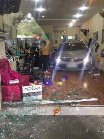 bien hoa xe con cai so lui nat ca tiem cat toc mot nguoi bi thuong nang