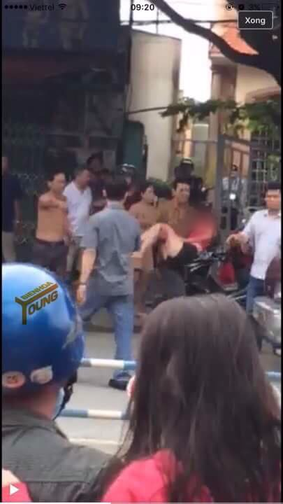 bien hoa xe con cai so lui nat ca tiem cat toc mot nguoi bi thuong nang