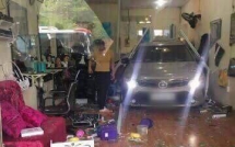 bien hoa xe con cai so lui nat ca tiem cat toc mot nguoi bi thuong nang