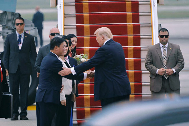 tong thong my len chuyen co air force one roi san bay noi bai khep lai chuyen cong du dau tien toi viet nam